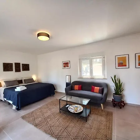 2-person Studio, Private Splash Pool, 5 Min *